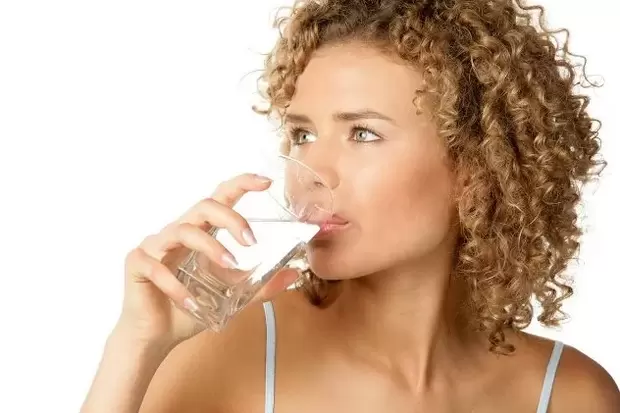 Το κορίτσι ακολουθεί μια δίαιτα για τεμπέληδες, πίνοντας ένα ποτήρι νερό πριν φάει