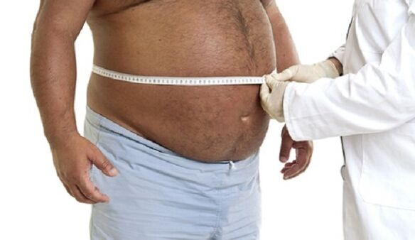 ο γιατρός καθορίζει τον τρόπο απώλειας βάρους για έναν παχύσαρκο άνδρα